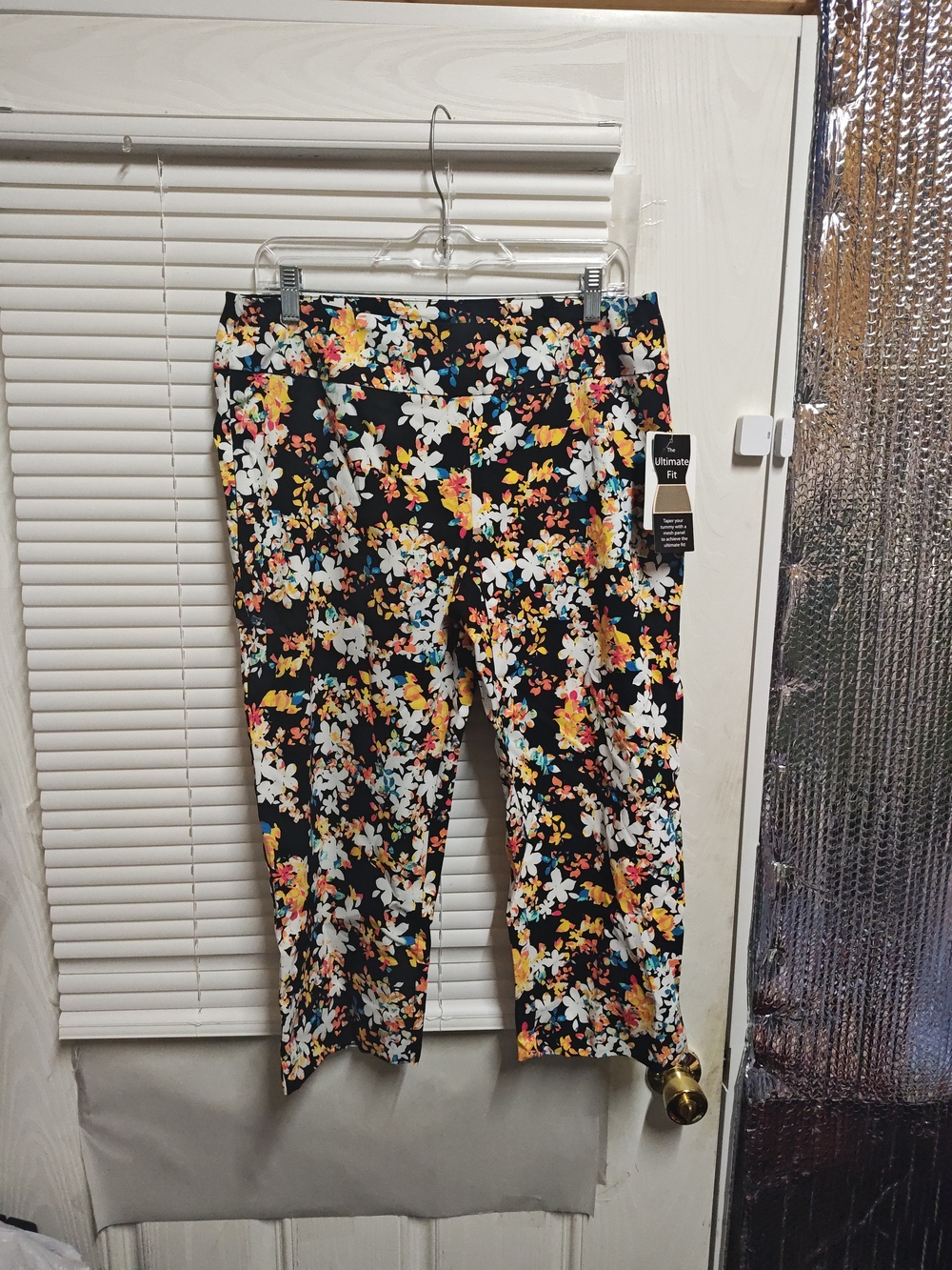 Zac & Rachel Black Floral Ultimate Fit Cropped Capri Pants